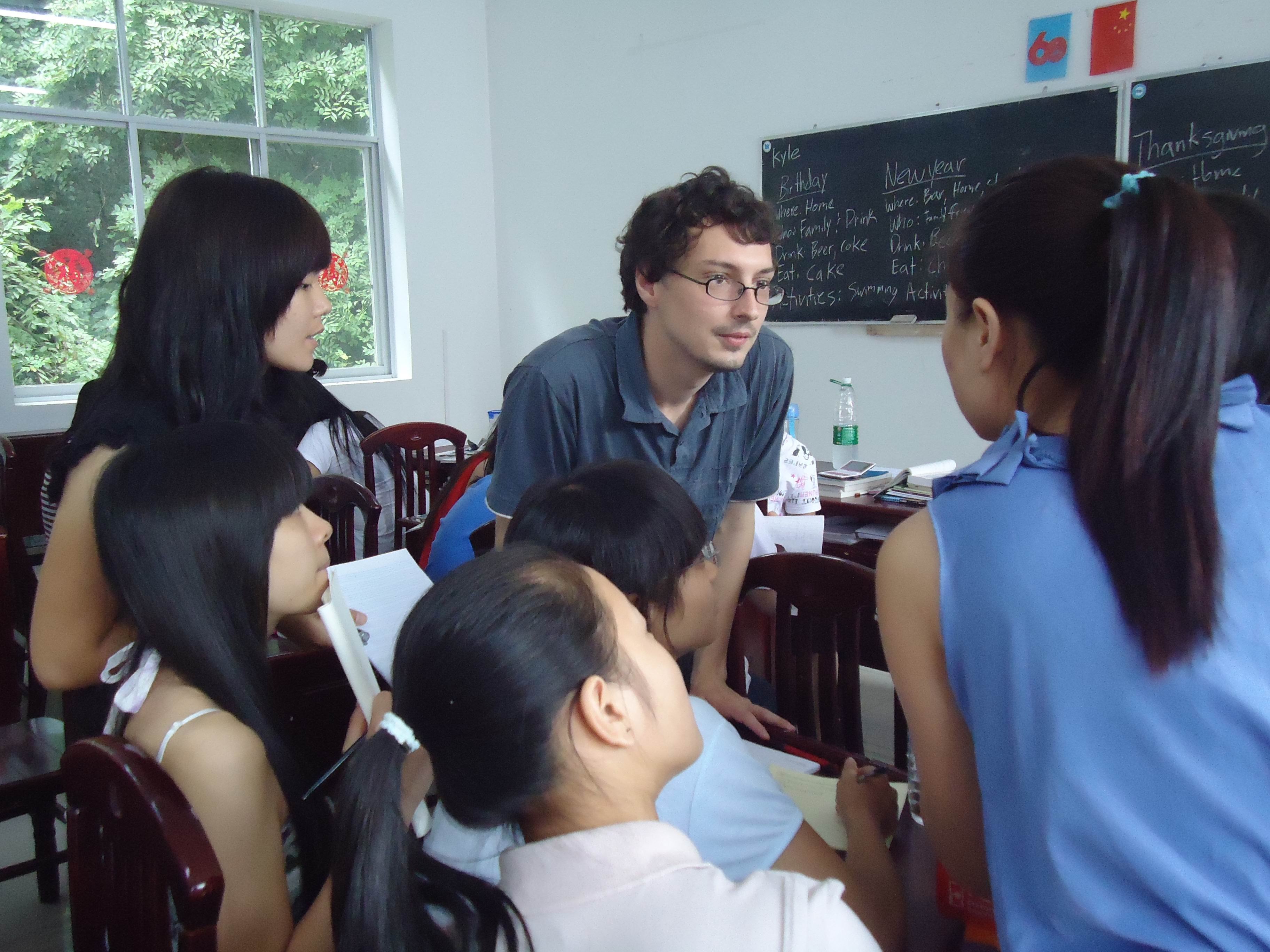 3. International volunteer teachers teach in a middle school