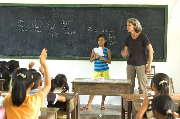 4. Allen, an American volunteer, teaches at a rural primary school in China