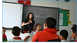 外籍教师Allyson在口语教学课堂上