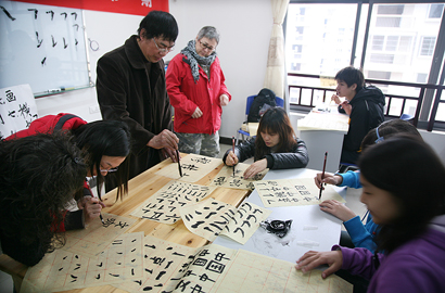 现场示范 外国学生勇于实践